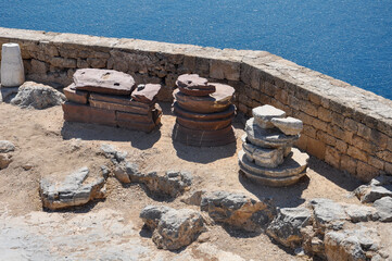 Akropol w mieście Lindos, Grecja wyspa Rodos. Część antycznych zabytków z widokiem na morze śródziemnomorskie