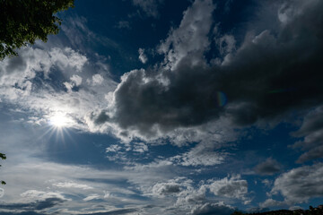 Fototapeta na wymiar Wolken am Himmel mit Sonne