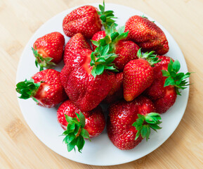 THE FRESH STRAWBERRIES ON THE PLATE