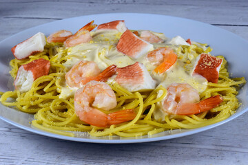 spaghetti with crab meat and shrimp