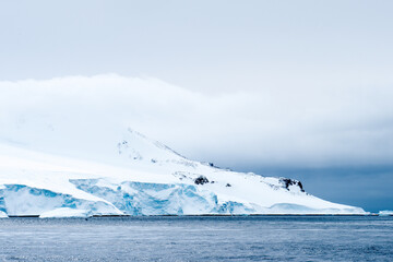 Fototapeta na wymiar Landcape of the ice formations of Antarctica