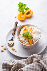 Oatmeal with apricots and nuts