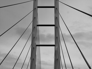 Fototapeta na wymiar Brücke von unten scharz-weiß