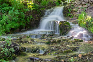Fototapeta premium Mały wodospad potoku w lesie