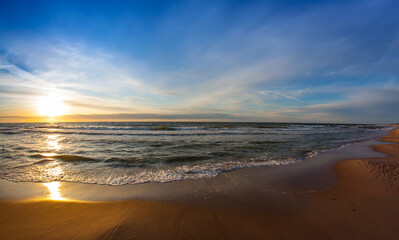 Fototapeta na wymiar Piękny zachód słońca nad morzem Bałtyckim