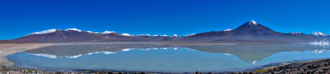 Fototapeta na wymiar Green lake. Altiplano Lakes, Bolivia, South America