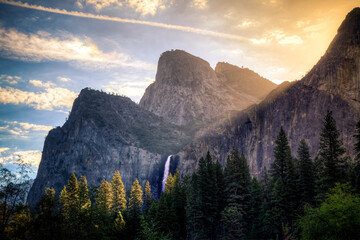 Fototapeta na wymiar Sunrise in the Valley, Yosemite National Park, California