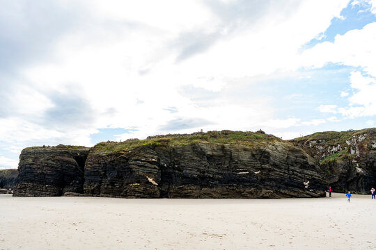 La playa de As Catedrais es el nombre tur&iacute;stico de Praia de Augas Santas, ubicada en el municipio de Ribadeo, parroquia de A Devesa, en la costa del mar Cant&aacute;brico de la provincia