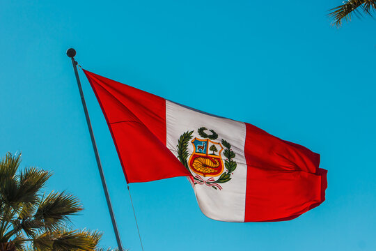 Bandera peruana flameando