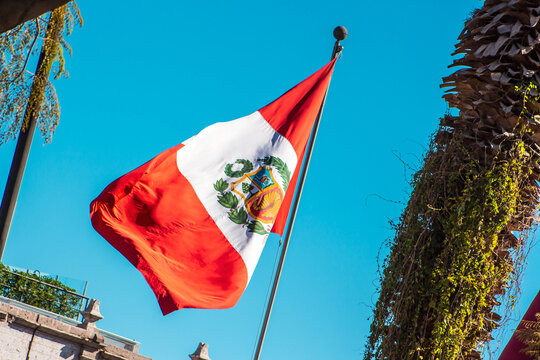 Bandera peruana flameando