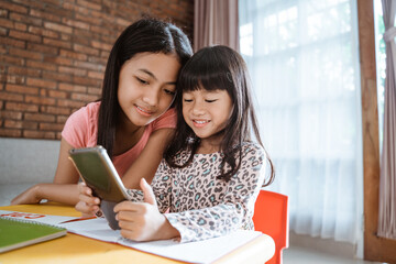 Obraz premium kid online learning while staying home on holiday