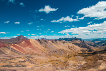 Naklejka premium Montaña de colores en cusco