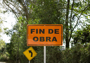 Advertencia de fin de obra en medio de la naturaleza