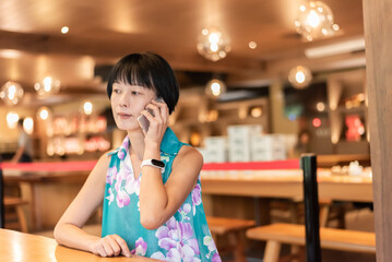 woman talk on cellphone at a coffee shop