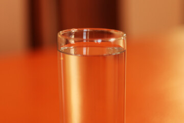 Vaso de agua en reposo