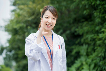 白衣の女性