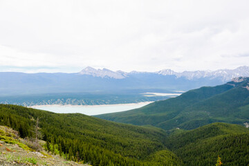 Fototapeta premium Canadian Mountains with Trees, Rocks, and Lakes