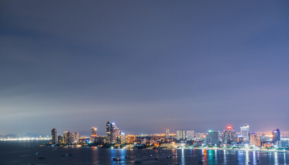 Fototapeta premium Night view of the city of Pattaya at night with glittering lights impresses tourists.