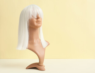 Obraz premium Mannequin with female wig on color background