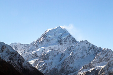Fototapeta premium Zamknij widok na Aoraki Mount Cook, najwyższą górę w Nowej Zelandii, słynne miejsce na trekking i na świeżym powietrzu. Miejsca na Twój tekst.