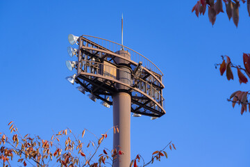 快晴の秋の青空に映える照明塔・横構図
