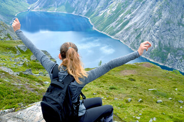 wolność, wędrówka, widok, dziewczyna, góra, baba, charakter, młoda, krajobraz, lud, opoka, piesze wycieczki, niebo, lato, góra, radosna, außenaufnahme, podróż, osoba, przygoda, swoboda, piękne,  © Martyna