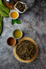Obraz na płótnie Canvas Oolong green tea in a teapot and bowl.
