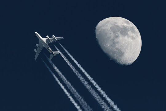 Passagierflugzeug Mond