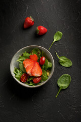 spinach salad with strawberry and tomatoes