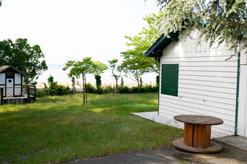 Fototapeta na wymiar beautiful wooden house in France in Cazaux lake