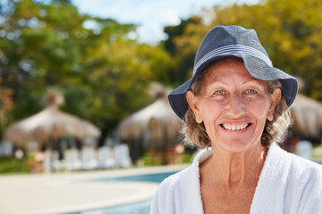 Lächelnde Senior Frau im Wellness Urlaub