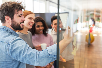 Webentwickler als Kreativteam beim Brainstorming