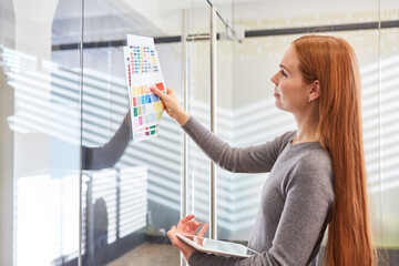 Junge Grafikdesignerin bei der Farbauswahl