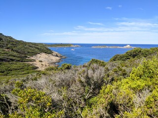 Île de Porquerolles à Hyères, calanques rocher et belle plage de sable blanc, plus bel endroit d'europe, balade en vélo, chaleur d'été, destination favorite, voyage à la mer côte d'azur, touriste