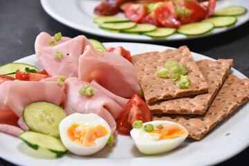  Knäckbrot mit Schinken Ei Tomate und Gurke fettarmes Abendessen