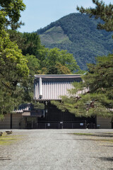 Fototapeta na wymiar 京都御苑にある大宮御所の正門向こうに見える大文字山（如意ヶ岳）の景色です