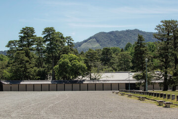 京都御苑にある大宮御所の向こうに見える大文字山（如意ヶ岳）の景色です