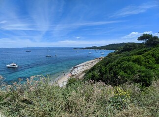 Fototapeta premium Île de Porquerolles à Hyères, calanques rocher et belle plage de sable blanc, plus bel endroit d'europe, balade en vélo, chaleur d'été, destination favorite, voyage à la mer côte d'azur, touriste