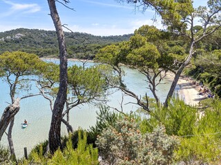 Île de Porquerolles à Hyères, calanques rocher et belle plage de sable blanc, plus bel endroit d'europe, balade en vélo, chaleur d'été, destination favorite, voyage à la mer côte d'azur, touriste