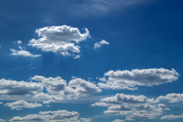 Obraz premium Blue sky with sparse white clouds in clear weather