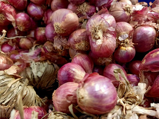 Many heads of red onions in a box