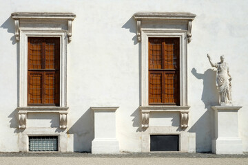 arquitectura clásica con ventanas y escultura