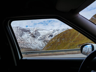 Naklejka premium Mountain road view from the car window