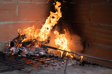 fuego de  parrilla barbacoa llamas vivas 