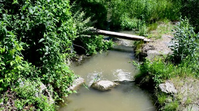 Wasser pl&auml;tschert einen Fischaufsteig hinunter - tr&uuml;bes Wasser in einem nat&uuml;rlichen Biotop