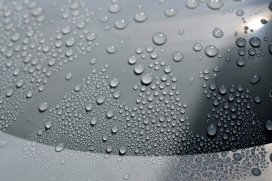 wassertropfen auf kunststoff