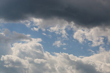 Fototapeta na wymiar cielo azul en primavera con nubes blancas