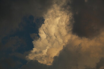 fondo de nubes anaranjadas en cielo de atardecer primaveral