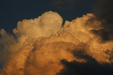 fondo de nubes anaranjadas en cielo de atardecer primaveral