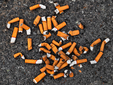 Zigarettenstummel auf der Straße